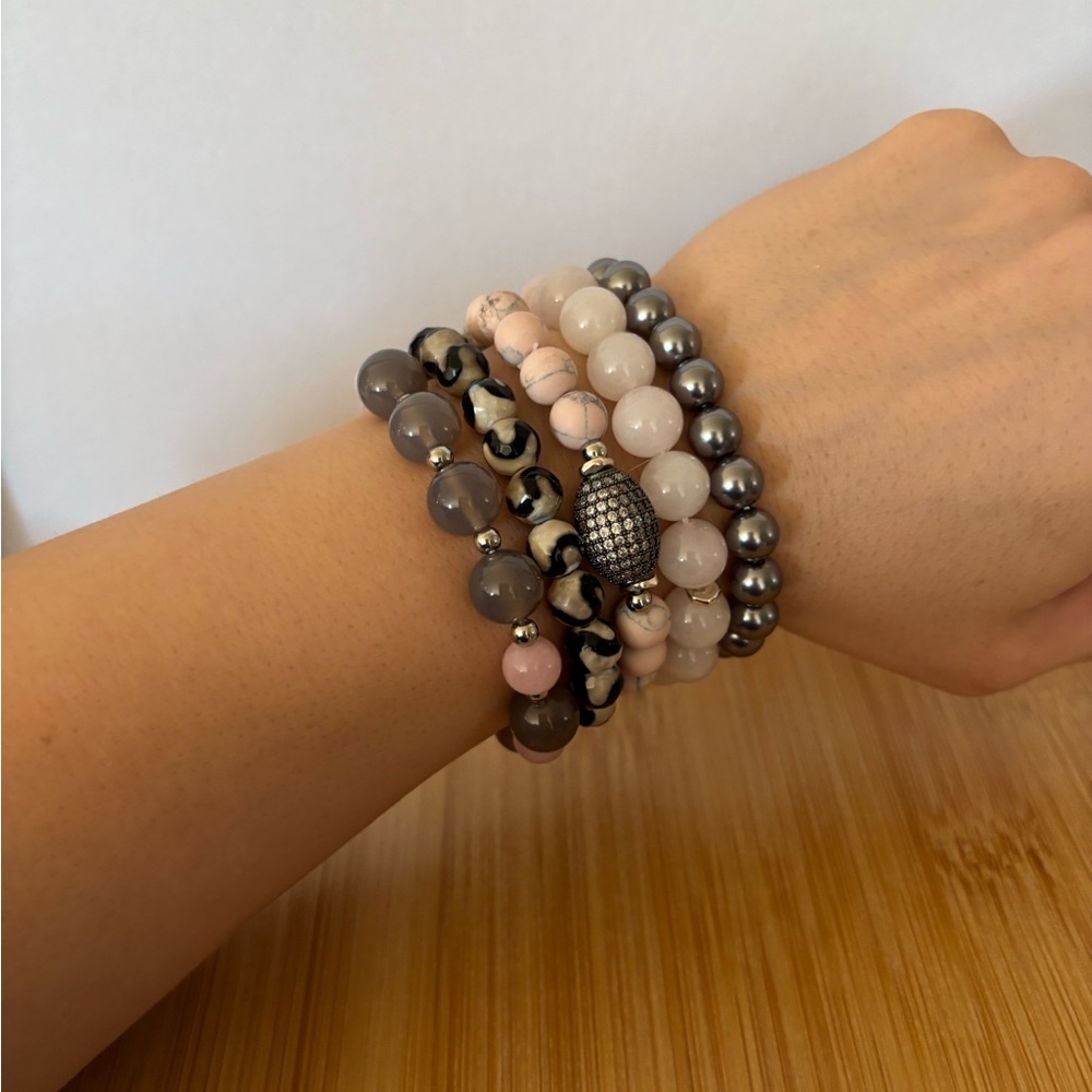 NWT beaded gemstone gray and pink 5 bracelet set - Picture 6 of 6